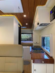 Кухня или мини-кухня в ARUMJIWA MOTOTEL Campervan
