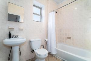 Koupelna v ubytování Spacious 3BR 2BA in East Harlem - Near Central Park