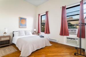 Postel nebo postele na pokoji v ubytování Spacious 3BR 2BA in East Harlem - Near Central Park