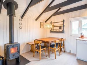 ein Esszimmer mit Tisch und Holzofen in der Unterkunft 5 person holiday home in Hemmet in Hemmet + 32 Fotos