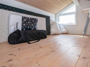 una habitación con una bolsa negra sobre un suelo de madera en 6 person holiday home in Nordborg, en Nordborg