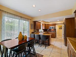 cocina grande con mesa, sillas y barra en Spacious Pepper Pike Home - Near CLE Clinc & CWRU, en Pepper Pike