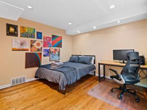 Un dormitorio con una cama y un escritorio con una computadora. en Spacious Pepper Pike Home - Near CLE Clinc & CWRU, en Pepper Pike