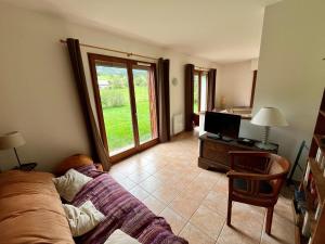 Un televizor și/sau centru de divertisment la Maison spacieuse à Corrençon avec terrasse et jardin, 4 chambres - FR-1-761-1