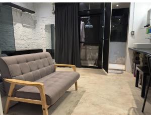 a living room with a couch and a chair at 基隆正榮003 in Pa-ch'ih-men