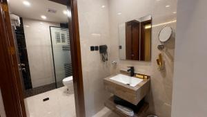 a bathroom with a sink and a toilet and a mirror at لامار بارك للأجنحة الفندقية in Tabuk +29 photos