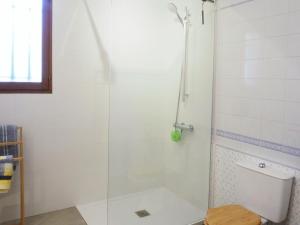 Ένα μπάνιο στο House in Vaison-la-Romaine with Pool +16 φωτογραφίες