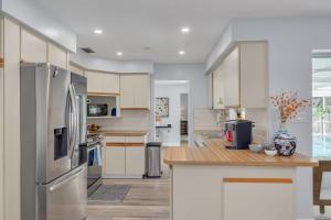 Η κουζίνα ή μικρή κουζίνα στο Poolside Paradise Clearwater Family Friendly House