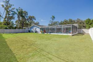 una imagen de una casa con un patio grande en Poolside Paradise Clearwater Family Friendly House, en Clearwater