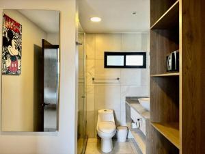 Koupelna v ubytování Cama King ZonaReal AC Estacionamiento Experiencia !