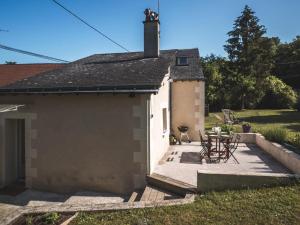 Casa pequeña con patio con mesa y sillas en Charmante maison près des Châteaux de la Loire, jardin, wifi - FR-1-381-371, en Athée-sur-Cher