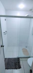 eine Dusche mit Glastür im Badezimmer in der Unterkunft Flat Village - Aldeia das águas in Sapucaia