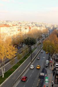 The surrounding neighborhood or a neighborhood close to a szállodákat