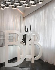 uma escultura branca num quarto com cortinas brancas em Bab Hotel em Marraquexe
