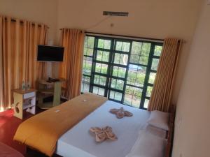Postel nebo postele na pokoji v ubytování Dubare Inn Coorg