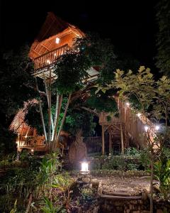 Penida Bambu Green Villas外面的花园