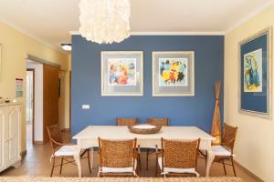 ein Esszimmer mit einem weißen Tisch und Stühlen in der Unterkunft Casa da Graça by An Island Apart in Porto Santo + 29 Fotos