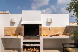 eine Küche mit einem Pizzaofen auf einer Terrasse in der Unterkunft Casa da Graça by An Island Apart in Porto Santo