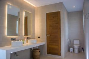Un baño con dos lavabos y un inodoro. en Chaweng Noi Ocean View Villa, en Nathon Bay 28 fotos más