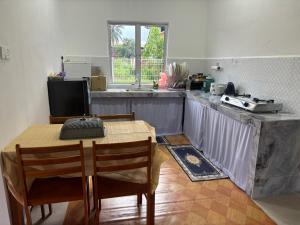 Η κουζίνα ή μικρή κουζίνα στο Homestay Mat Rata Dungun Terengganu