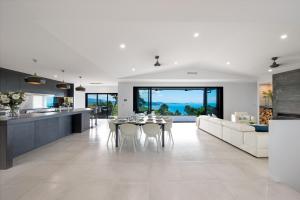 Η κουζίνα ή μικρή κουζίνα στο 'Nine Islands' Airlie Beach Luxury Holiday Home with ocean views