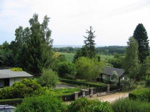 ゲーレンにあるFerienhaus Ostseeblickの塀と木の家の景色