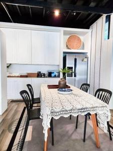 Kuchyň nebo kuchyňský kout v ubytování Siraburi boutique pool villa at Center of old town