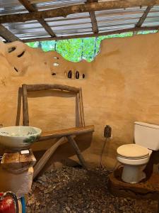Koupelna v ubytování Doendin Mudbrick hostel + 37 fotografií