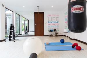 Fitness centrum a/nebo fitness zařízení v ubytování Ban Suriya