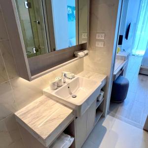 Koupelna v ubytování Cassia Residences + 11 fotografií