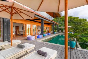 Bazén v ubytování Paradise Garage Komodo Villa nebo v jeho okolí