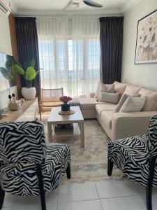 una sala de estar con un sofá y una mesa en amliza homestay, en Cyberjaya