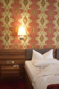 Postel nebo postele na pokoji v ubytování Akzent Hotel Goldner Hirsch