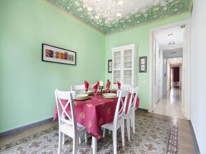 Un comedor con una mesa y sillas blancas. en Apartment in Barcelona near Passeig de Gràcia, en Barcelona