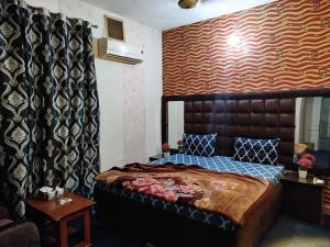 Giường trong phòng chung tại Lux Living Lodge Guest House