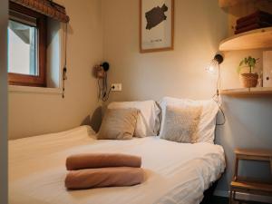 Ένα ή περισσότερα κρεβάτια σε δωμάτιο στο Wellness Lodge in Dutch Meadows with Hot Tub