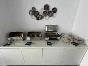 Η κουζίνα ή μικρή κουζίνα στο Relux Ios Hotel