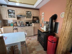 Kuchyň nebo kuchyňský kout v ubytování Boddenhus Fuhlendorf