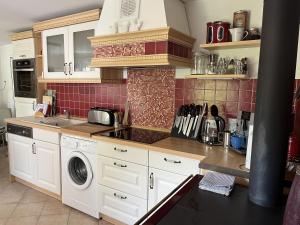 Η κουζίνα ή μικρή κουζίνα στο Boddenkate Fuhlendorf