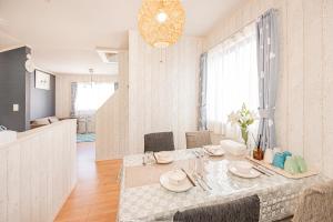 una cucina e una sala da pranzo con tavolo e sedie di Shinjuku 新宿区地下鉄駅まで徒歩4分 a Tokyo