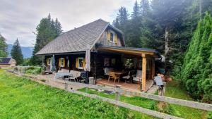 dom z drewnianym tarasem na polu w obiekcie Almhütte w mieście Ferlach