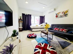 TV a/nebo společenská místnost v ubytování 10 Guest Breezy 3 Room Koi Kinrara Suite, IOI Puchong, Bukit Jalil Pavilion, Bukit Jalil Stadium, Sunway Pyramid, Sunway Lagoon