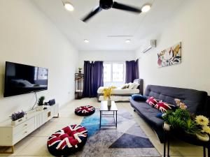 TV a/nebo společenská místnost v ubytování 10 Guest Breezy 3 Room Koi Kinrara Suite, IOI Puchong, Bukit Jalil Pavilion, Bukit Jalil Stadium, Sunway Pyramid, Sunway Lagoon