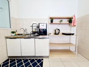 Kuchyň nebo kuchyňský kout v ubytování 10 Guest Breezy 3 Room Koi Kinrara Suite, IOI Puchong, Bukit Jalil Pavilion, Bukit Jalil Stadium, Sunway Pyramid, Sunway Lagoon