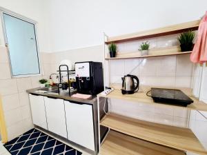 Kuchyň nebo kuchyňský kout v ubytování 10 Guest Breezy 3 Room Koi Kinrara Suite, IOI Puchong, Bukit Jalil Pavilion, Bukit Jalil Stadium, Sunway Pyramid, Sunway Lagoon