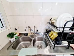 Kuchyň nebo kuchyňský kout v ubytování 10 Guest Breezy 3 Room Koi Kinrara Suite, IOI Puchong, Bukit Jalil Pavilion, Bukit Jalil Stadium, Sunway Pyramid, Sunway Lagoon