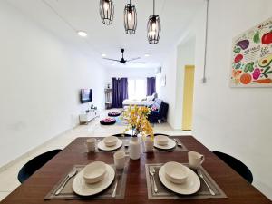 Posezení v ubytování 10 Guest Breezy 3 Room Koi Kinrara Suite, IOI Puchong, Bukit Jalil Pavilion, Bukit Jalil Stadium, Sunway Pyramid, Sunway Lagoon