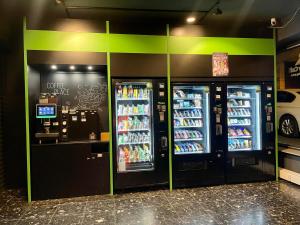 a convenience store with two vending machines with drinks at NEU Goldstadt wunderschönes 2 Zimmer Apartament Schlössle Zentrum Pforzheim in Pforzheim