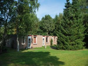 Fotografie z fotogalerie ubytování Tidy bungalow with garden located in natural area v destinaci Vledder