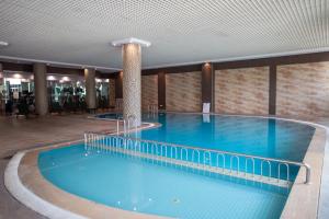 ein großes Schwimmbad in einem großen Gebäude in der Unterkunft Anemon Grand Malatya Otel in Malatya